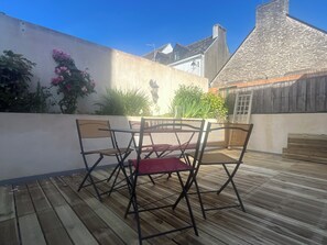 Outdoor dining - 4 P. house in a charming Breton village (Pont-Aven)