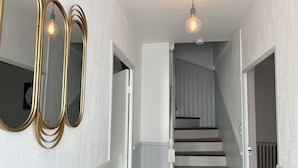 A staircase with white railings and wooden steps, leading to a room with a white door. - 4 P. house in a charming Breton village (Pont-Aven)