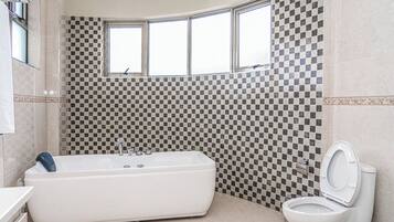 Deluxe Apartment | Bathroom | Shower, free toiletries, towels, soap