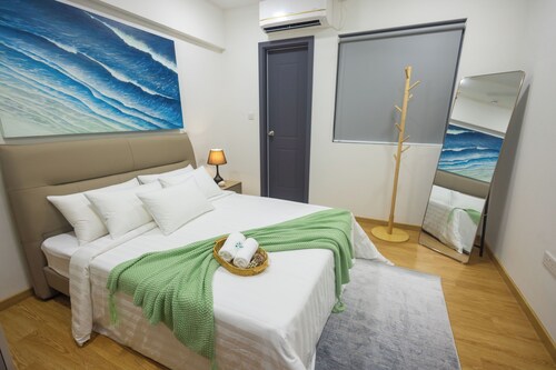 Ocean Art Escape- 2 bedroom apartment with pool and gym
