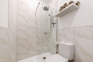 Een douche, een haardroger, handdoeken