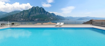 Studio Apartment 'Water's K I S S' with Shared Pool, Wi-Fi and Air Conditioning