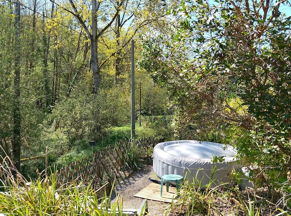 Outdoor spa tub