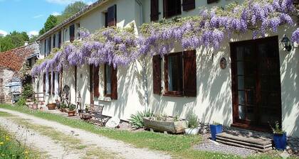 Les Glycines Gîtes - La Roche gîte: Family-friendly gîte with shared pool