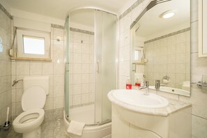 Een douche, handdoeken, zeep