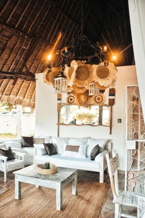 Villa familiar, vistas al jardín | Zona de estar | Smart TV de 32 pulgadas con canales digitales