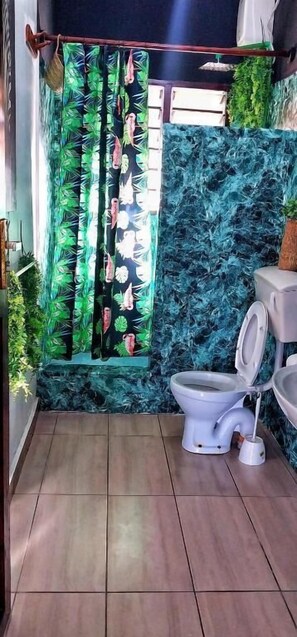Perhehuvila, näköala puutarhaan | Kylpyhuone | Suihku, ilmaiset hygieniatuotteet, tohvelit, pyyhkeet