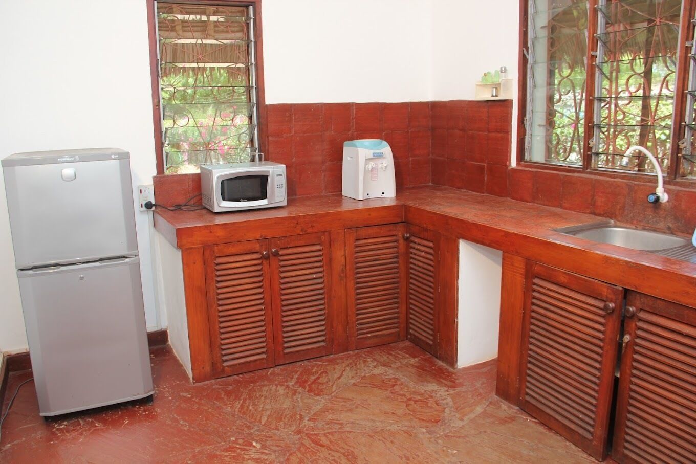 Geladeira, micro-ondas, talheres/pratos/utensílios de cozinha