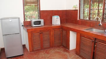Geladeira, micro-ondas, talheres/pratos/utensílios de cozinha