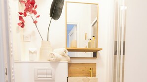 Une petite salle de bain comprenant des toilettes, un lavabo et une douche.
