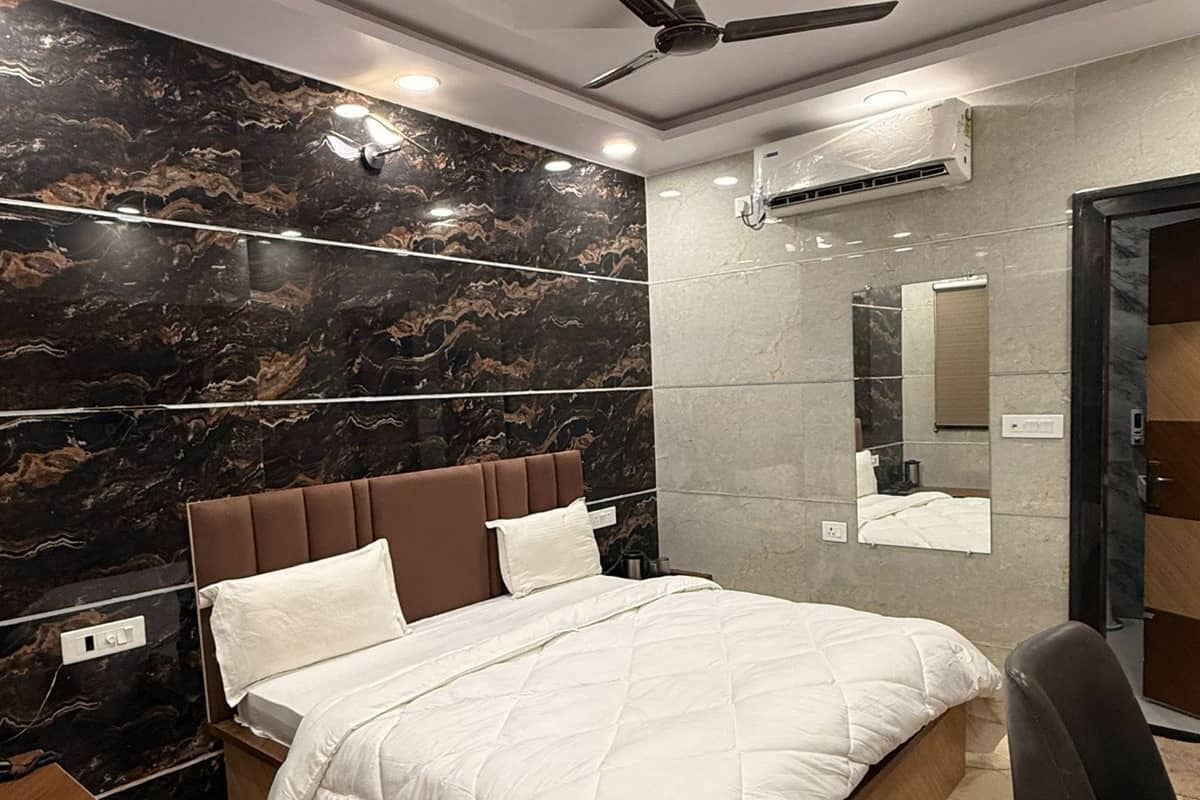 Chambre Deluxe double ou avec lits jumeaux | Fer et planche Ă repasser, accĂšs au Wi-Fi (inclus), literie fournie