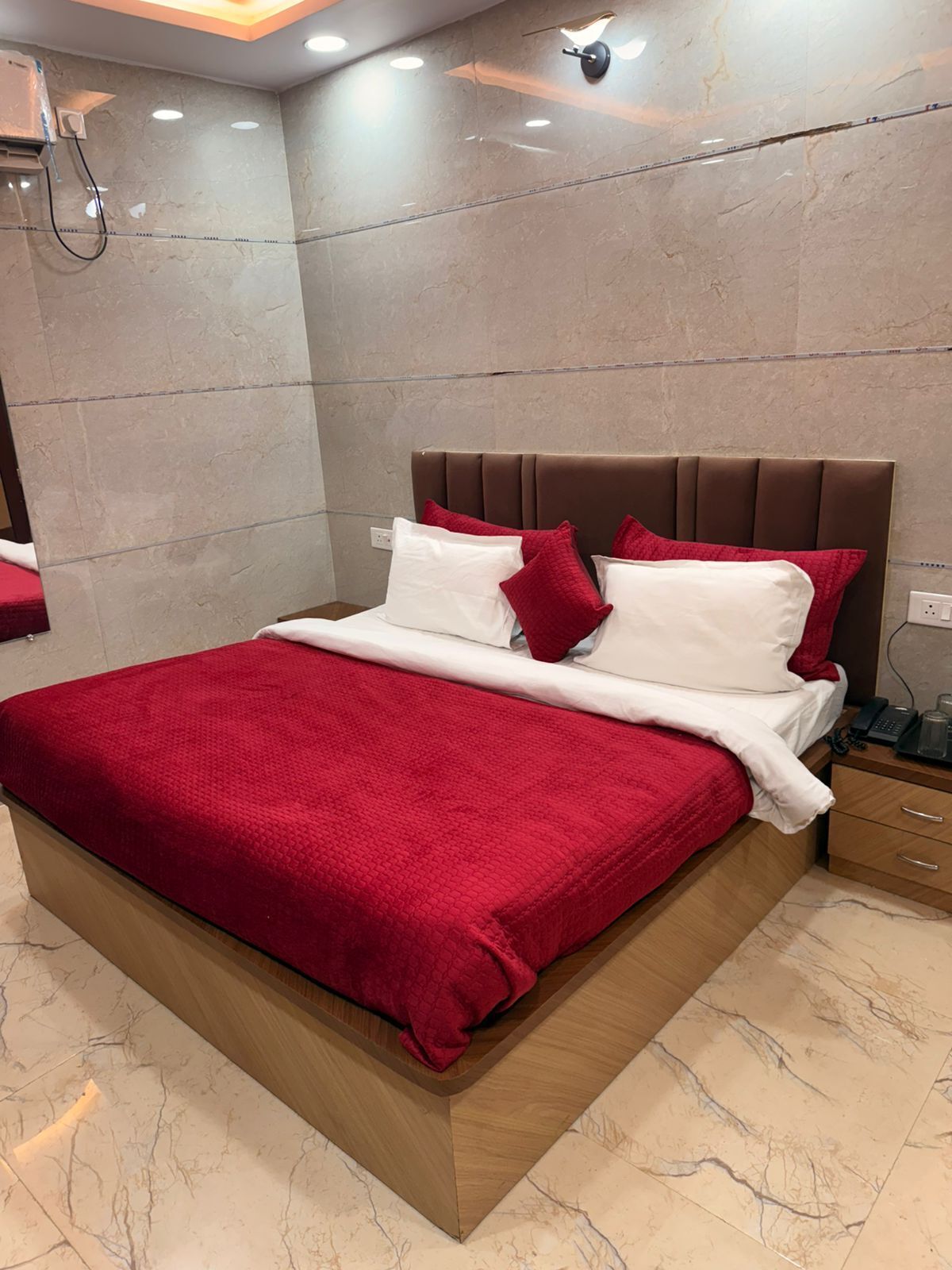 Habitación Premier doble, vistas a la ciudad | Escritorio, tabla de planchar con plancha, wifi gratis y ropa de cama