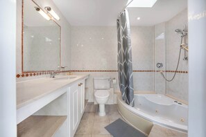 Shower, hair dryer, towels, shampoo - Modern 4-Bed Apartment in Knightsbridge (Greater London)