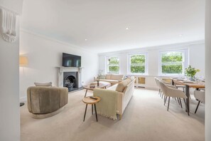 Smart TV - Modern 4-Bed Apartment in Knightsbridge (Greater London)