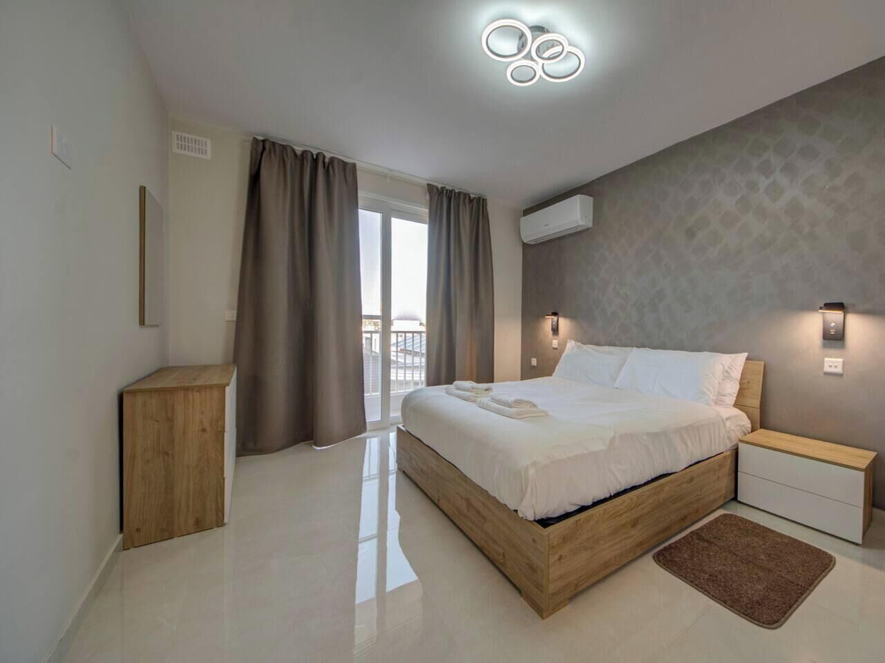 Desk, travel crib, WiFi, bed sheets