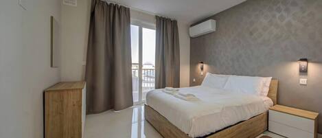 Desk, travel crib, WiFi, bed sheets