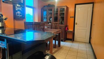 Comfort Apartment, Private Bathroom (The Hanover) | Dapur berkongsi