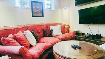 Comfort Apartment, Private Bathroom (The Hanover) | Ruang Istirahat