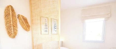 1 habitación, tabla de planchar con plancha y cuna de viaje