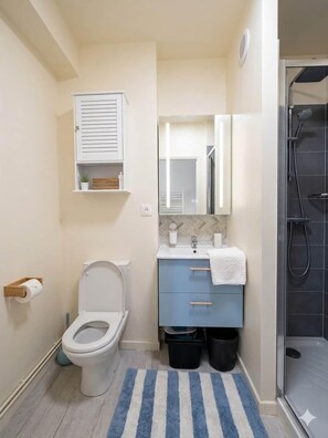 Shower, hair dryer, towels, soap - L'étoile bleue "Direct access to the sea (secure parking) (Châtelaillon-Plage)