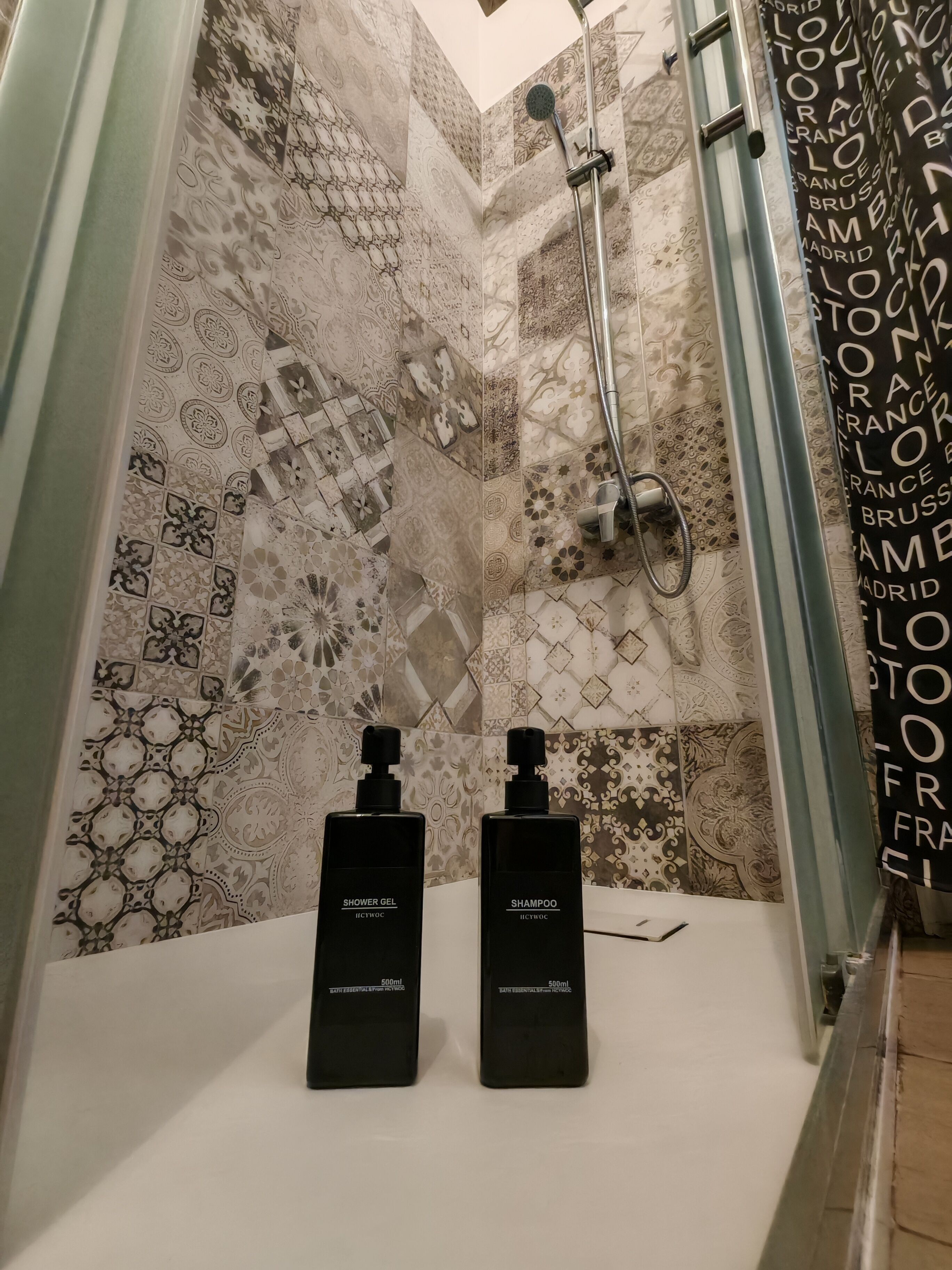 Dusche, Haartrockner, Bidet, Handtücher
