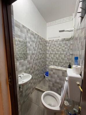 Shower, bidet, towels, soap - Seaside Escape, an enchanting 1-bedroom apartment in Diani Beach. (Sarasota)