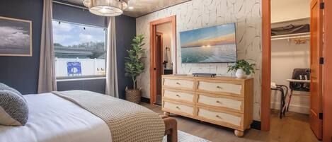 5 makuuhuonetta, työpöytä, silitysrauta/-lauta, vauvan matkasänky