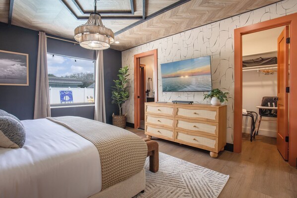 5 bedrooms, desk, iron/ironing board, travel crib