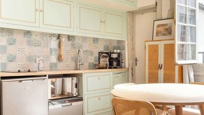 Una cocina con salpicadero de diseño, máquina de café y lavavajillas.