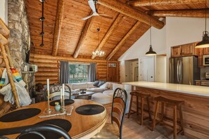 TV, fireplace, offices - La Pine Cabin Near Deschutes River and Trails (La Pine)