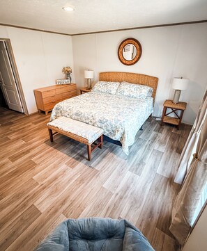 Tabla de planchar con plancha, wifi gratis y ropa de cama