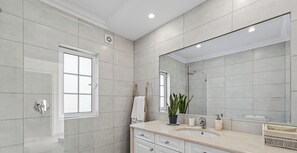 Shower, hair dryer, towels - The Studio - VALE DO LOBO (Vale do Lobo)