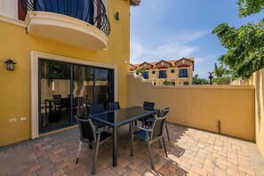 Outdoor dining - Blue Coral at Exclusive Gold Coast with 2 bedrooms and 3 bathrooms (Noord)
