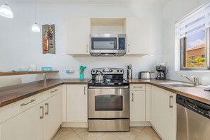 Fridge, microwave, oven, stovetop - Blue Coral at Exclusive Gold Coast with 2 bedrooms and 3 bathrooms (Noord)