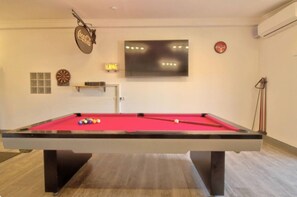 Games room - Room 'Quarto 2' with Shared Pool, Shared Terrace and Wi-Fi (Moncarapacho)
