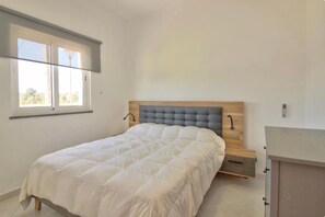 WiFi, bed sheets - Room 'Quarto 2' with Shared Pool, Shared Terrace and Wi-Fi (Moncarapacho)