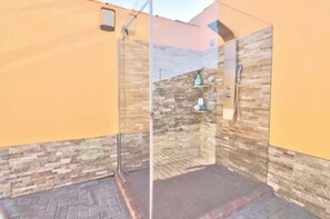 Shower, hair dryer, towels - Room 'Quarto 3' with Shared Pool, Shared Terrace and Wi-Fi (Moncarapacho)