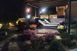 Terrace/patio - Room 'Quarto 3' with Shared Pool, Shared Terrace and Wi-Fi (Moncarapacho)