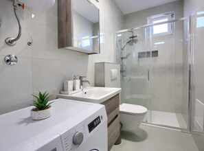 Apartment | Bathroom - One Bedroom Apartment With Terrace (Pula)