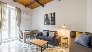 Apartment (1 Bedroom) | Ruang tamu | 32 inci sebuah televisyen pintar dengan kabel 
