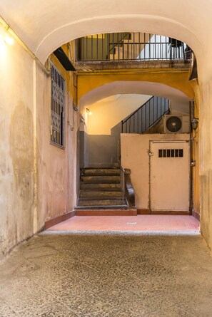 Exterior detail - Casa Pignasecca (Naples)