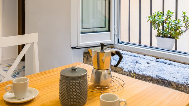 Apartment (1 Bedroom) | Dapur kecil peribadi | Pembancuh kopi espreso, ketuhar, cerek elektrik 