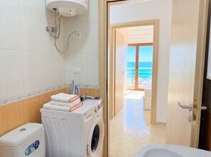 Douche, sèche-cheveux, bidet, serviettes fournies