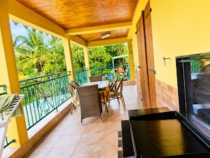 Outdoor dining - Vrbo Property (Ducos)