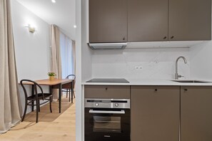 Kylskåp, ugn, diskmaskin och kaffe- och tebryggare