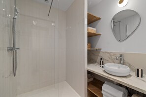 Dusche, Haartrockner, Handtücher