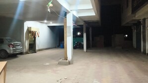 Tempat letak kenderaan sendiri percuma 