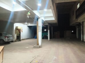 Free self parking - Hotel Chetna Place (Chouparan)