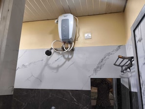 Deluxe Room | Bathroom | Shower, towels - Hotel Chetna Place (Chouparan)