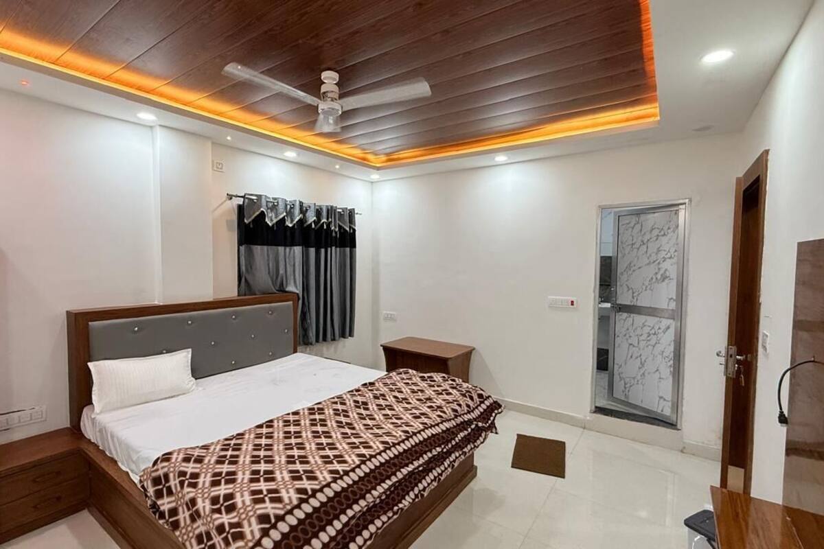 Ein Schlafzimmer mit Bett, Nachttisch und Kleiderschrank.